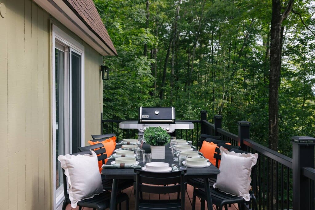 Open concept living and dining area at Peak and Pine Retreat in Bartlett NH